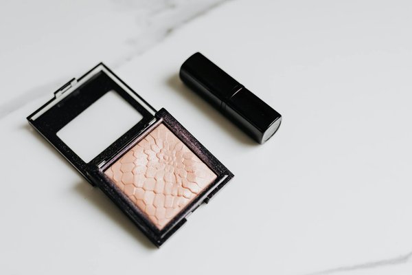 Looks de Beauté Décryptés : Maquillage et Coiffure à la Paris Fashion Week